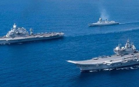 印度不装了？出动双航母拉拢美俄，秀肌肉给谁看？