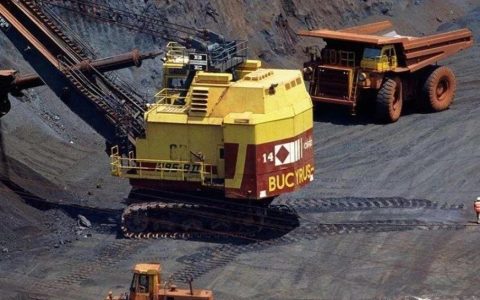 为什么中国每年斥资6000亿购买澳洲铁矿？