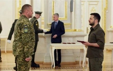 乌克兰总司令扎卢日内，到底换了没？背后啥情况？