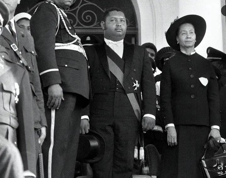 总理被赶下台，这个国家已被黑帮占领