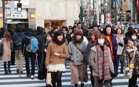 刚刚，极度怪诞，又一个世纪玩笑