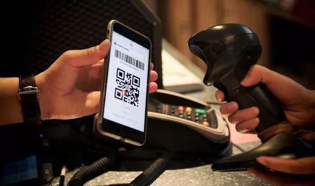 刚刚，极度怪诞，又一个世纪玩笑