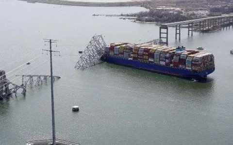 十万吨巨轮撞塌铁桥前绝望4分钟：全船停电，无法转向，直撞而去....