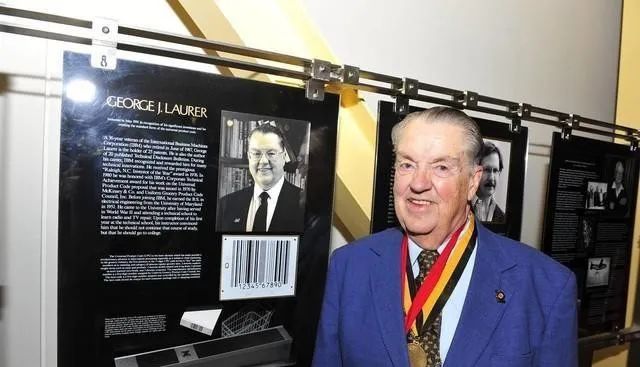 刚刚，极度怪诞，又一个世纪玩笑