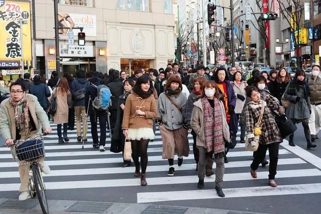 刚刚，极度怪诞，又一个世纪玩笑