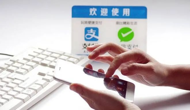 刚刚，极度怪诞，又一个世纪玩笑