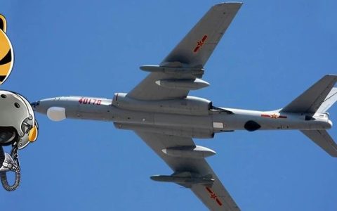 轰6机腹下面挂载一发导弹出境，美国人：这比十个导弹都吓人