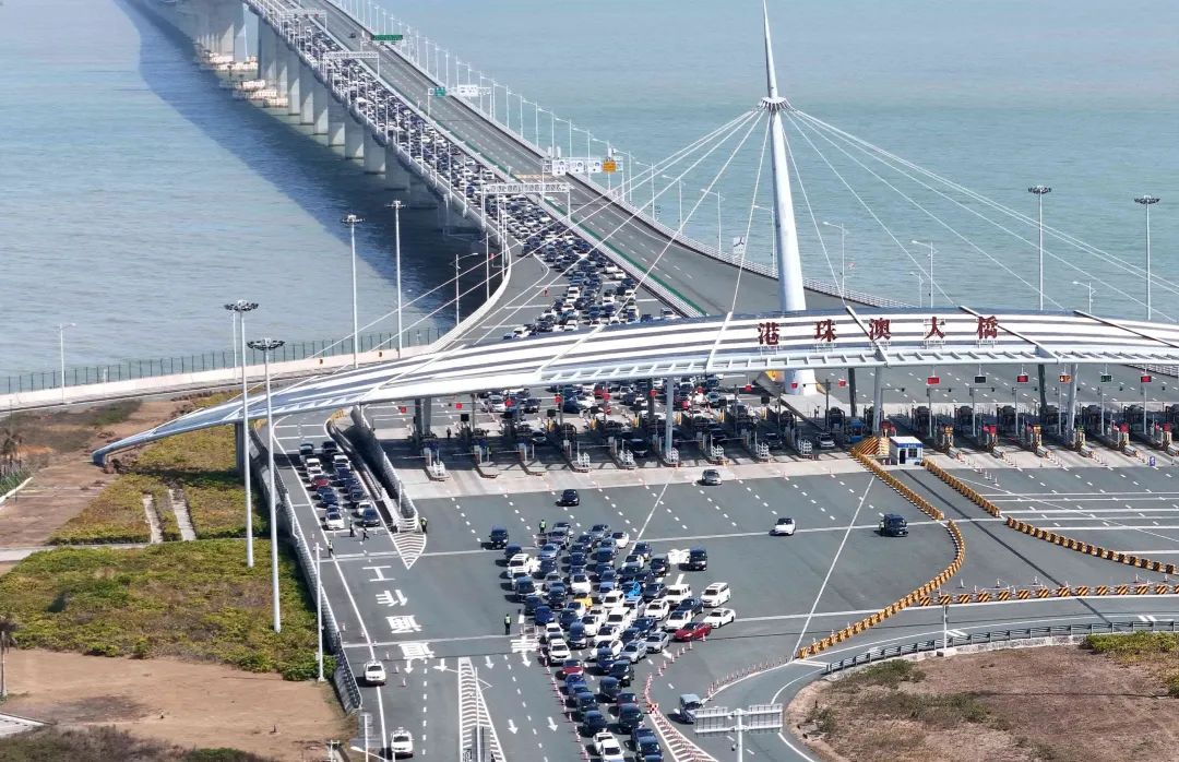 港珠澳大桥堵车了，1200个亿没白花！