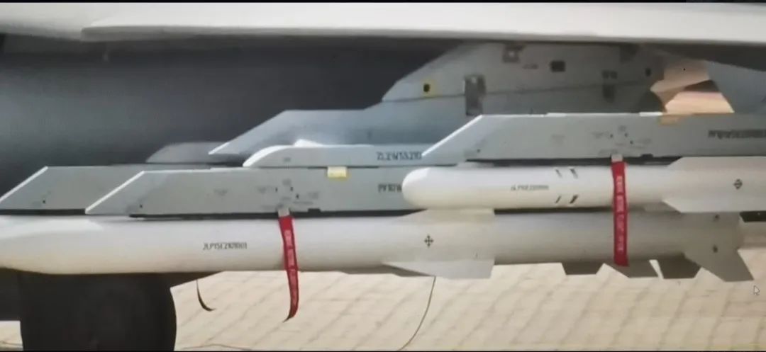 歼-10C开启“野兽模式”，亮出最强打击火力，美国空军表示忧虑
