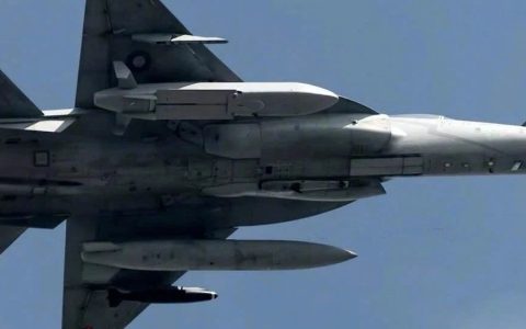 歼-10C展示穿梭轰炸，巴军亮出四支铁拳头，印度担心被前后夹击