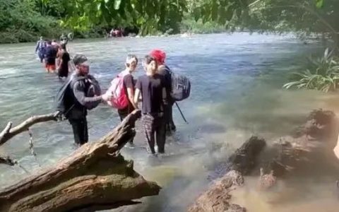 美国被“数万润人”围城，咱们出一个“三方共赢”的方案！