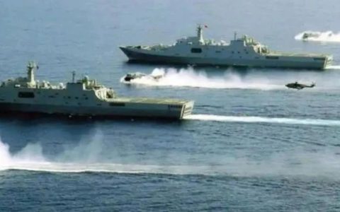 25000吨巨舰横穿南海，卸下百辆战车！中方一亮剑，美国瞬间破防