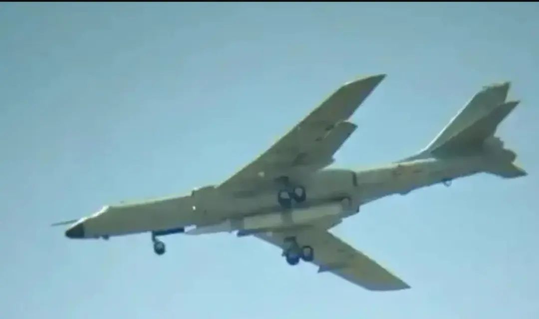 央视突然曝光，轰-6K凌空发射鹰击-21，美军最担心的事发生了