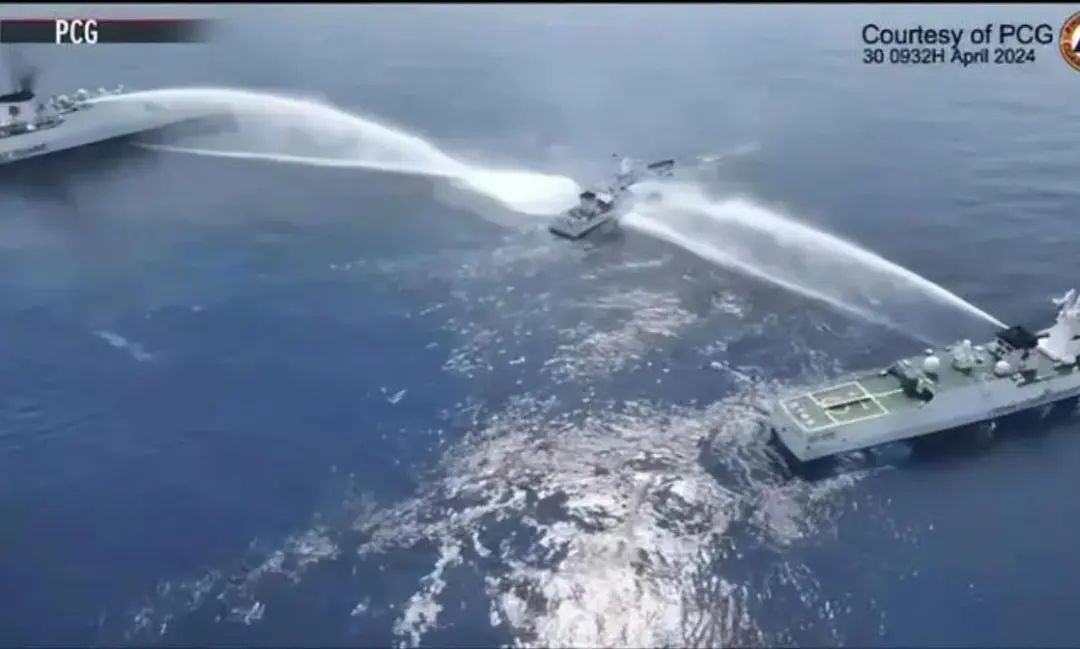 开火了！中方猛烈扫射，高压水炮双向暴击，菲律宾破船当场干废
