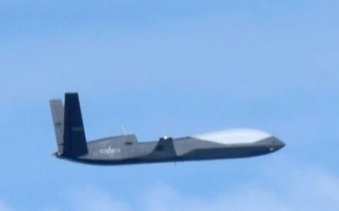 首次！中国全新隐形无人机逼近日本，F-15紧急升空