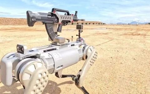 解放军配备“机器狗”，超强巷战能力，美国人又酸了！