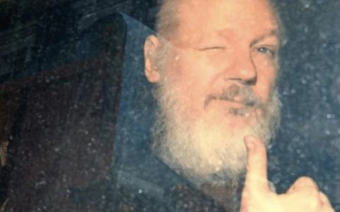 这个可怜人，最终向美国低了头