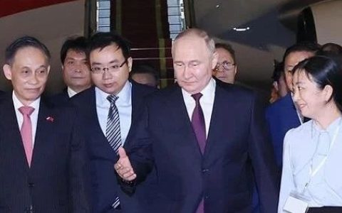 越南，两脚踏三船