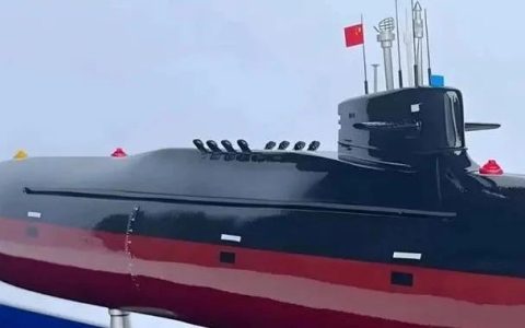 深海巨鲨来袭！093B核潜艇亮相，美航母颤抖，18单元垂发导弹射程破2500公里！