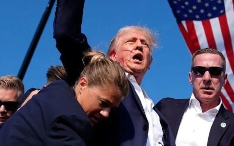 特朗普遇刺，满脸鲜血，一个不祥的信号