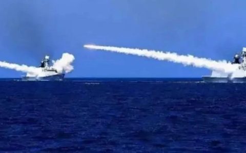 中国东海，俄罗斯舰队来了，信号十分强烈，就是冲着日本去的