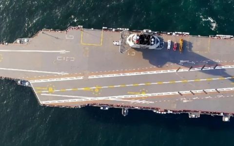 福建舰又有新动作！3部弹射器挡焰板全部升起，舰载机集中后甲板