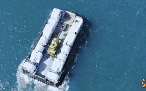 武统预演？卫星拍到震撼一幕，15式轻坦配野马登陆艇，台海变通途