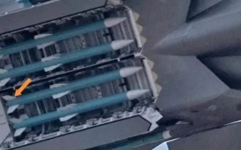 霹雳-15“光杆弹”亮相，五代机载弹量猛增，可在200公里外开火