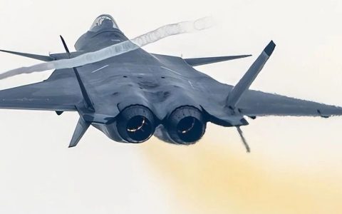 涡扇-15发动机量产，歼-20性能得到大幅提升，飞行性能超越F-22