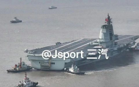 这次真进行舰载机降落测试了！福建舰第五次海试归来！飞行甲板上出现明显轮胎印