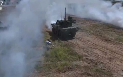 还想打巷战？来瞅瞅解放军推出无人战车与机器狗协同作战，绝对“武德充沛”！