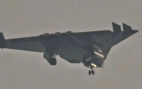 这次足够清晰！六代机的三台发动机的尾喷管竟然完全一样