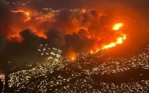 加州山火狂烧富人区没人管，西藏珠峰灾区一天即修通公路