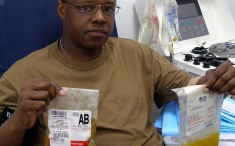 学生没钱吃午餐可贷款，卖血要交税，当兵要自付房租