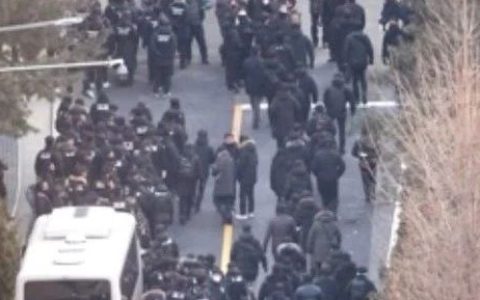 突发：警方突破两道屏障，架梯子攻入韩国总统府！