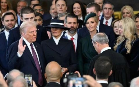 特朗普上班第一天：退群，断狗粮！