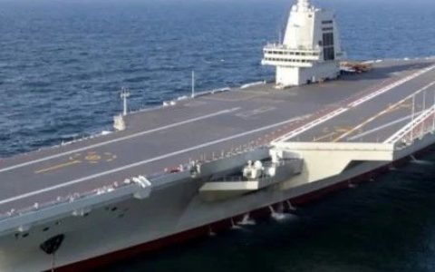 福建舰海试完成首次弹射？四川舰紧随其后，美国狂砸1万亿造船