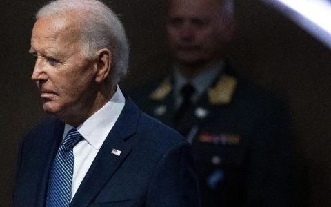 拜登退休前的最后一个决定，来了个惊天逆转！