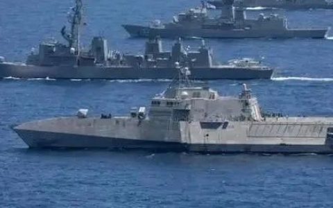 4国海军南海挑衅，中国054A战舰赶赴现场，做了一件意想不到的事