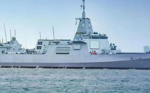 万吨大驱只为航母保驾护航？不要搞错，055驱逐舰才是海军重锤