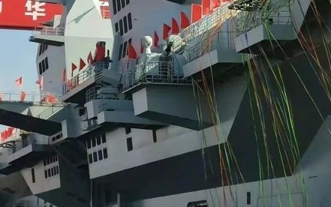 “钢铁猛兽”的压迫感扑面而来，世界独一无二的巨舰，霸气十足！