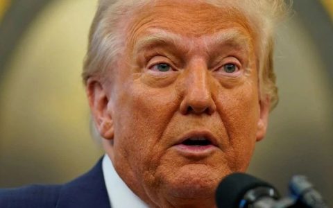 一觉醒来，特朗普三板斧都亮出来了