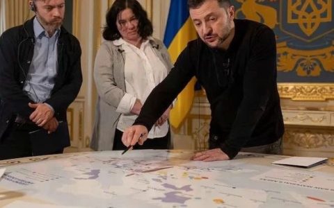 突发：泽连斯基同意特朗普的稀土换安全计划！