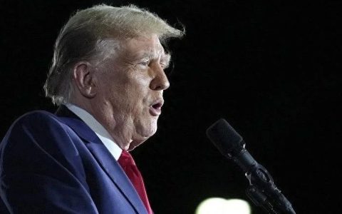 玩火必自焚！“台独”终于尝到苦果，日前，特朗普威胁对台湾地区芯片加征关税，最高可达100%，民进党当局紧急回应，能不能应对？