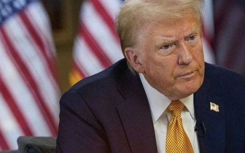 美国真正的老板来了！特朗普毕恭毕敬！欧洲又惊又怒！