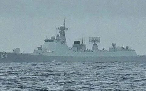 052D驱逐舰在台岛东北释放拖曳阵声呐，水下有强敌的“大黑鱼”？