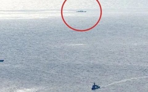 一张美军照片显示054A有多猛，3海里强行插入美菲澳日舰队，军演变闹剧