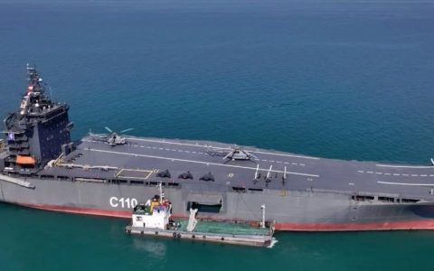 真成了！伊朗4万吨级无人机航母正式服役，外飘+滑跃甲板齐全