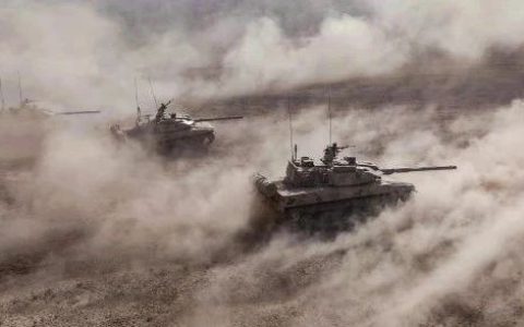 中印边境地区，15式坦克浩浩荡荡狂奔，可压制印度T-90坦克