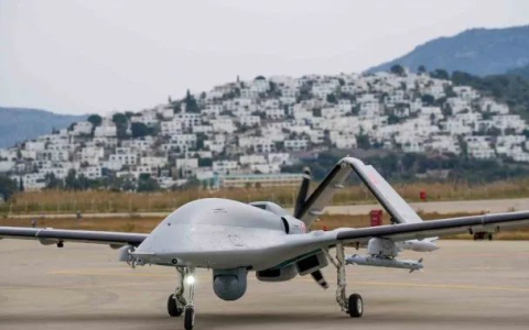 土耳其无人机发射新型超音速导弹击中海上目标，其实是制导火箭弹